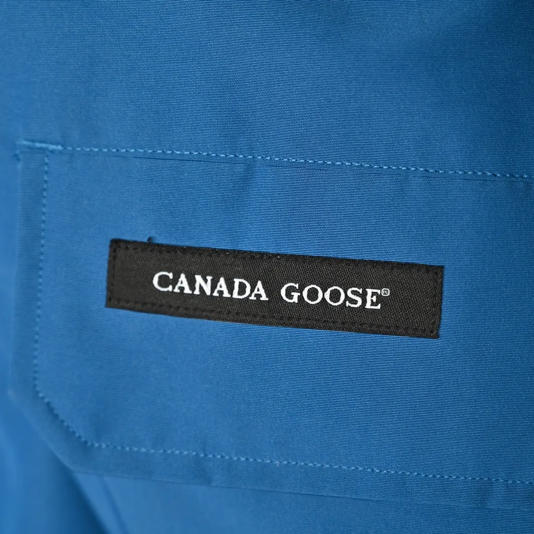P720 𝐂𝐚𝐧𝐚𝐝𝐚 𝐆𝐨𝐨𝐬𝐞 𝐄𝐱𝐩𝐞𝐝𝐢𝐭𝐢𝐨𝐧 𝟕𝟗𝟗𝟗𝐌 Canada Goose Model 01 Short Down Jacket 🔝Product color: black, off-white, graphite gray, navy blue, sky blue 🔝Product size: XS S M L 2️⃣Exclusively customized 18-count fabrics with the same ZP. Using "Arctic Tech" fabric technology, the outer fabric is 84.5% polyester fiber and 15.5% cotton, the lining is 100% cotton fiber, and the padding is 100% polyester fiber. It is durable, waterproof, windproof, cold-resistant and warm. 3️⃣The lining is made of 40D Nylon AC oil-based glue, with level 5 single-dye fastness. The collar flannel is made of original high-density mercerized velvet, and the pocket fabric is made of elastic high-density polar fleece, which is soft and skin-friendly. The bile cloth is made of 330T polyester anti-velvet No. 7 needle to prevent lint from running away. If there is lint running away, it will be given away for free! 4️⃣The JUKI large-scale sewing machine imported from Japan is professional in stitching and seaming. It completely follows the original 106 stitches on the whole piece of clothing and is reinforced throughout. The length of each jujube follows the original one and is fixed at 1-1.1cm. The density and length are the same as the original one. 5️⃣Yoshida YKK original zipper, Y-shaped double hook Velcro, and the cuffs are made of custom thickened seamless threads. This year, high-elastic spandex gold thread is added to the cuff thread to increase elasticity and strength. From fabrics and gallbladders to buttons and drawstrings, all are custom-developed and authentic. 6️⃣The imported Tajima embroidery machine is used to customize the chest logo with thousands of needles. The pattern is full and three-dimensional, and it is infinitely close to the original product. 7. The fur collars are made from western coyote skins imported from Canada. We purchased 10,000 top-quality fur collars in the spring. The width of the fur collars is 14cm and the length is 55cm. This winter, the quality of the fur collars will be stable throughout the season, eliminating the uneven quality of fur collars in the middle and later stages! 7️⃣Packaging is in a three-dimensional handbag with cards included. It’s more impressive to give it away and keep it for yourself.